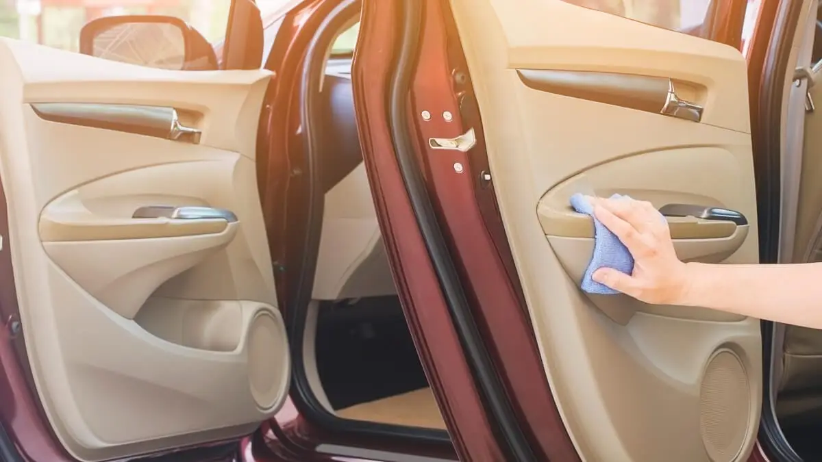 Få bort kräklukt i bilen – så enkelt gör du! illustration