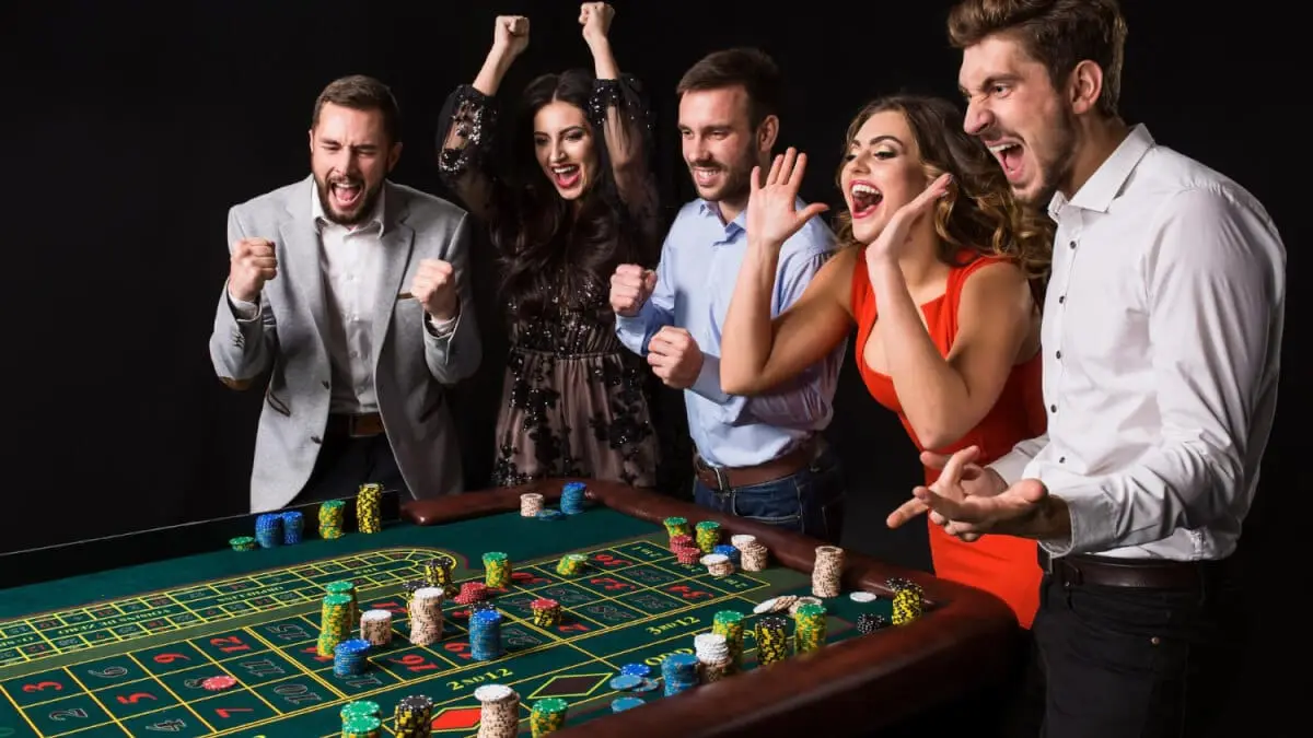 Folk som spelar roulette