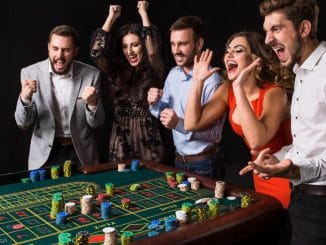 Folk som spelar roulette