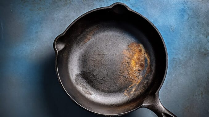 Rengör bränd kastrull eller stekpanna