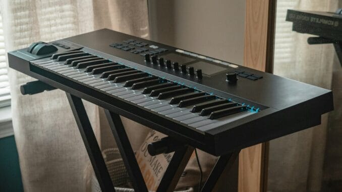 Utforska glädjen med digitala musikinstrument illustration