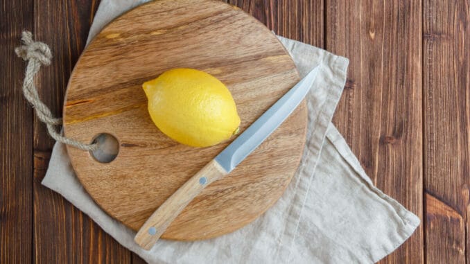 Hur rengör man en skärbräda i trä