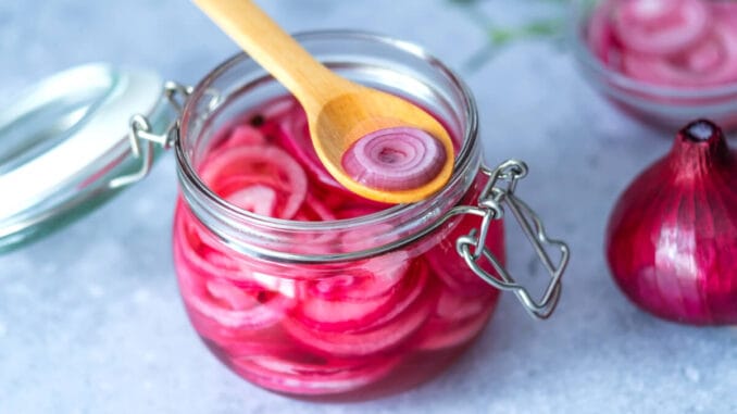 Så får du picklad rödlök att hålla längre